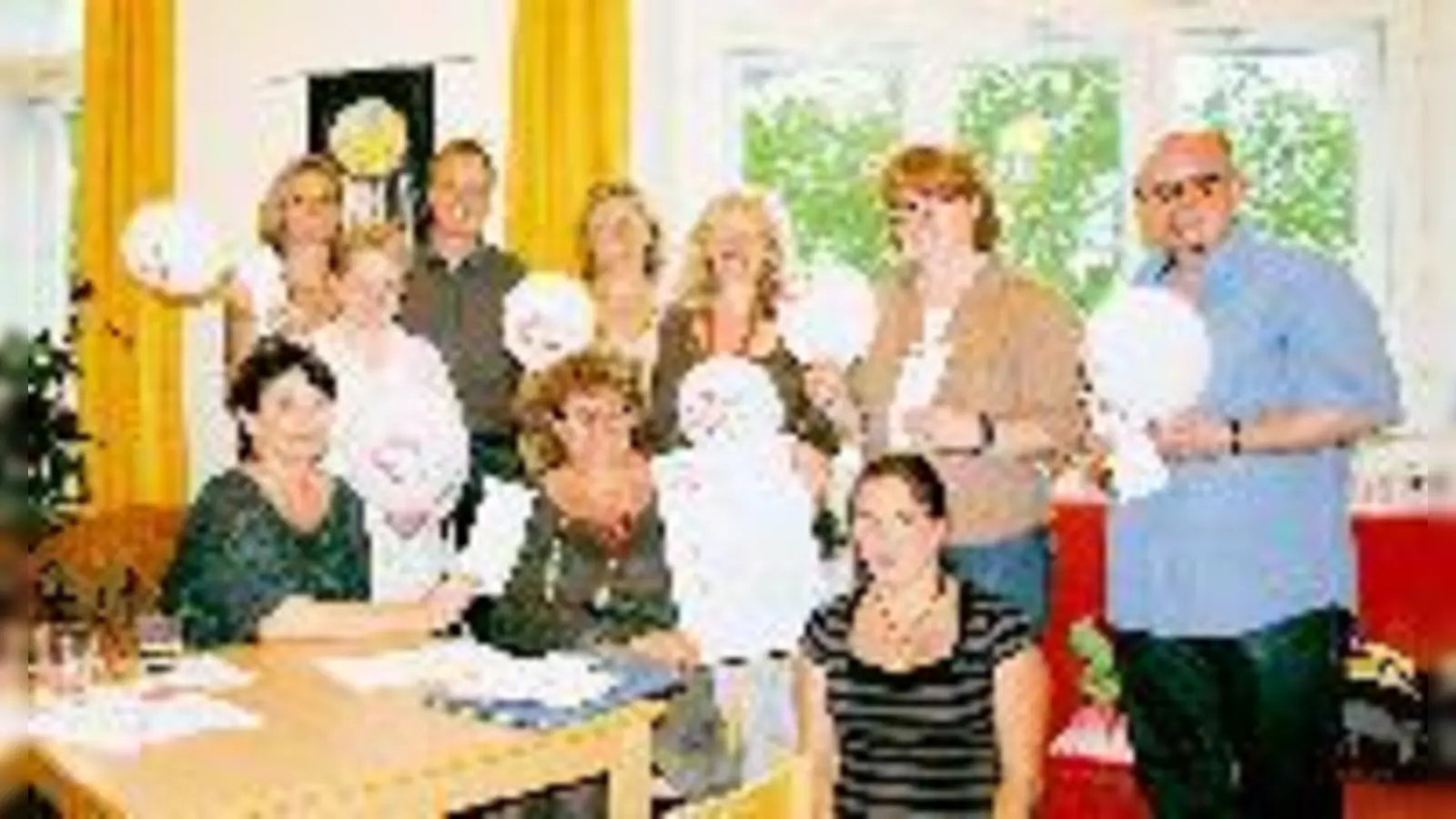 Mit viel Optimismus blickt Regsam-Koordinatorin Karin Majewski (sitzend Mitte) zusammen mit den anderen Organisatoren der »Doppeldecker-Sozialtour« durch Giesing am 25. Juli entgegen. Ein breites Angebot erwartet die Interessenten.   (Foto: Hettich)