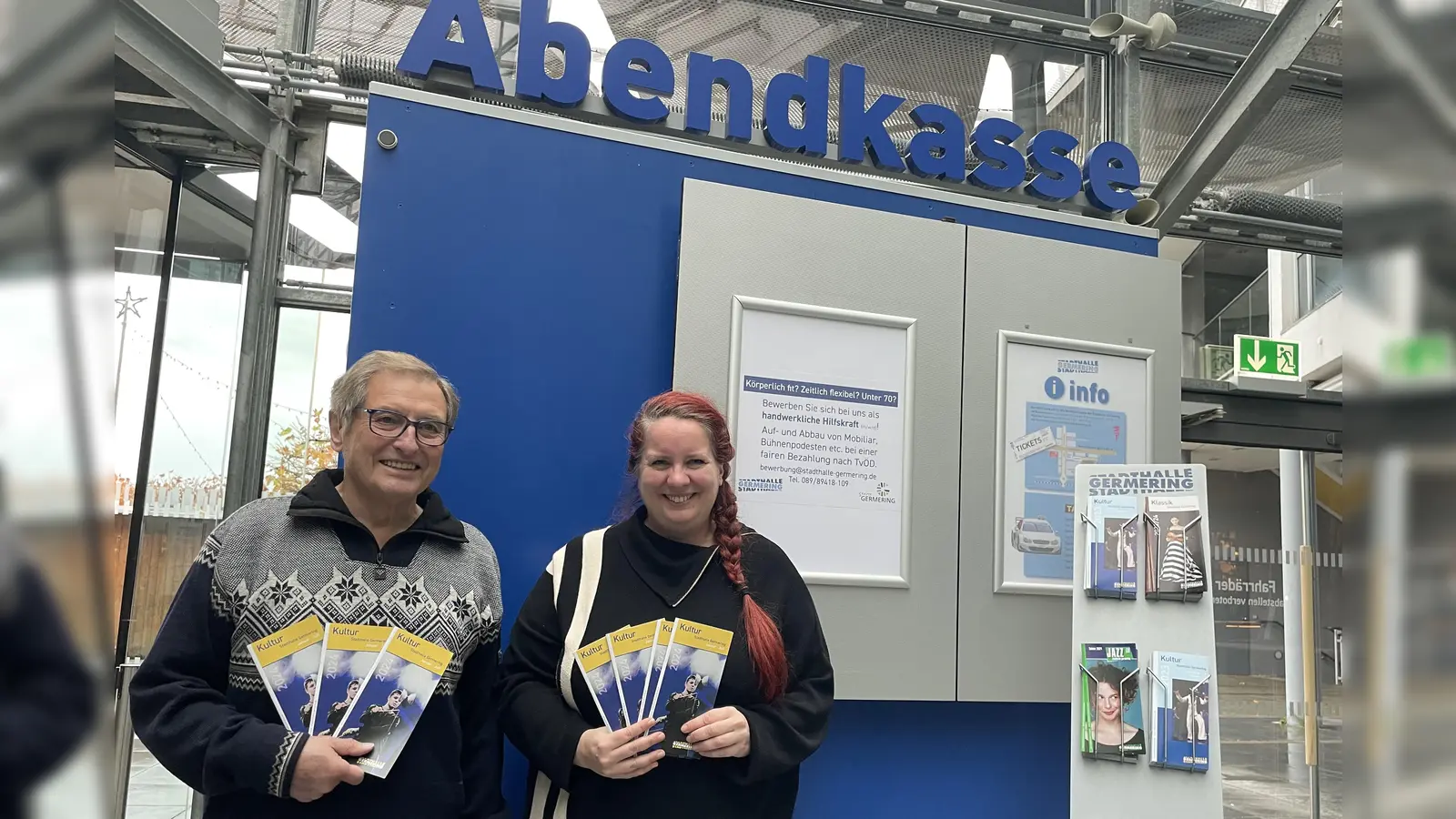 Stadthallenreferent Hans Pichelmaier und Stadthallenleiterin Kathrin Jacobs mit den neuen Programmen, (Foto: pst)