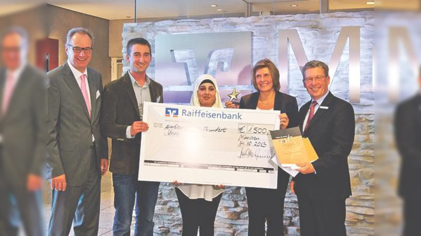 Gemeinsame Freude über den ersten Preis der »Sterne des Sports 2013« auf regionaler Ebene (v.l.): Heinz Schneider, Jean-Marie Magro, Ischel Aiden Hilmi und Brigitta Filipovic vom Urucungo München e.V. sowie Peter Heinrich.	 (Foto: pi)