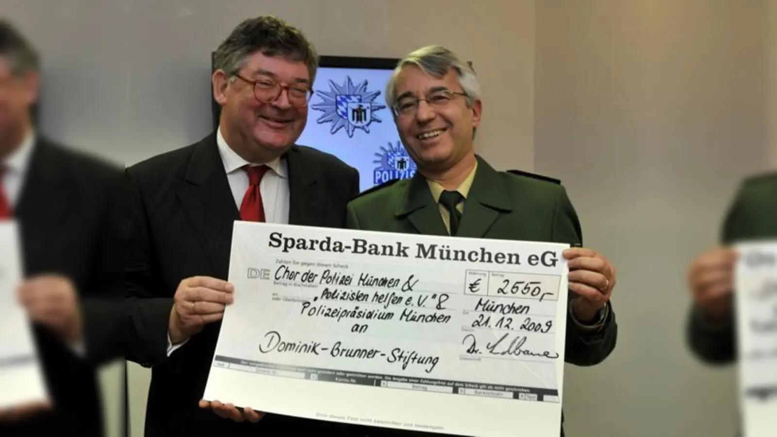 Harald Bardenhagen von der Dominik-Brunner-Stiftung (links) und Polizeipräsident Wilhelm Schmidbauer bei der Übergabe des Spendenschecks.  (Foto: Polizei)