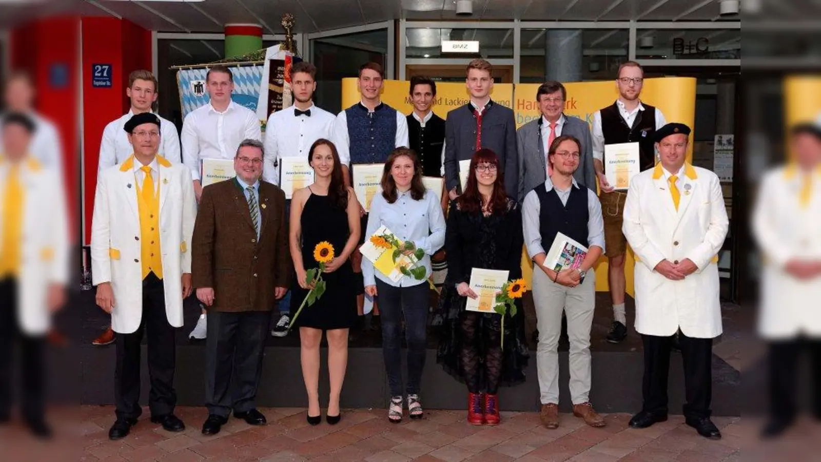 Voller Stolz und Freude zeigten sich Absolventen und Innungsverterter bei der Freisprechungsfeier.<br><br>Hinten von links: Luca Loibl (3. Platz / Maler und Lackierer), Thomas Alt ( (3. Platz / Maler und Lackierer), Tobias Rauch (2.Platz / Fahrzeuglackierer), Johannes Hesel (2. Platz / Maler und Lackierer), Lukas Romanow (3. Platz / Maler und Lackierer), Constantin Herbert Sammer (1.Platz / Maler und Lackierer), Uli Faßnacht (Obermeister der Maler und Lackierer Innung München), Maximilian Sperl (2. Platz / Schilder- und Lichtreklamehersteller).<br><br>Vorne von links: Claudius Wolfrum (Geschäftsführer LIV Maler Bayern), Dr. Jürgen Weber (Geschäftsführer Maler und Lackierer Innung München Oberland Dachau), Franziska Obeser (1. Platz / Fahrzeuglackierer), Nina Hirsch (1. Platz / Schilder- und Lichtreklamehersteller), Alina Figulla (2. Platz / Schilder- und Lichtreklamehersteller), Julian Sommer (2. Platz / Schilder- und Lichtreklamehersteller), Ivo Fuhrmann (Vorstandsmitglied der Maler und Lackierer Innung München). (Foto: rw)