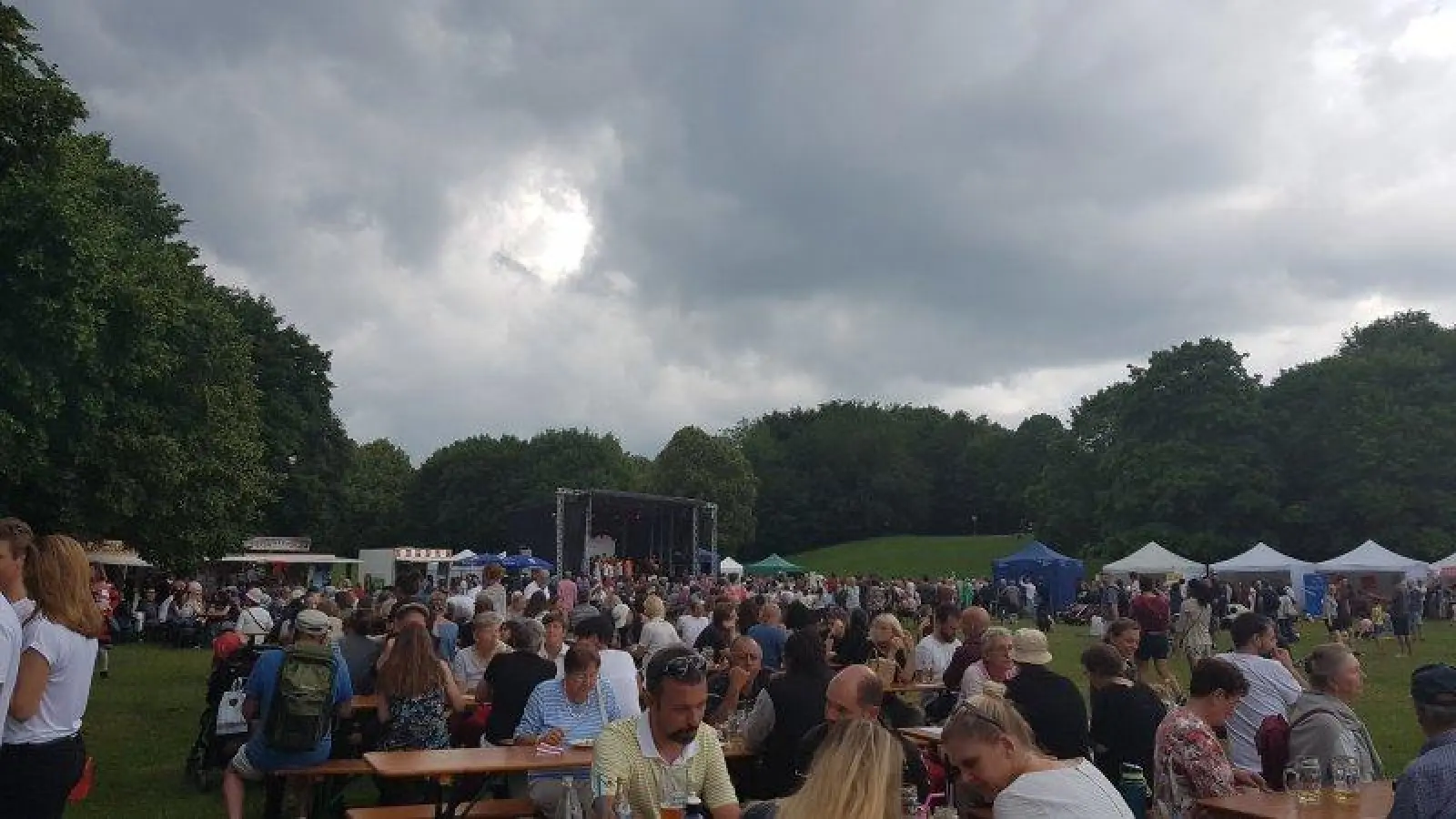 Das Fest der Kulturen im Westpark: ein Festival der Kontinente, der Sinne und der Begegnung. Trotz wiederkehrenden Nieselregens ließ man sich nicht die Stimmung vermiesen, bis schließlich das Wetter nachgab und die Sonne durchbrach. (Foto: sfl)