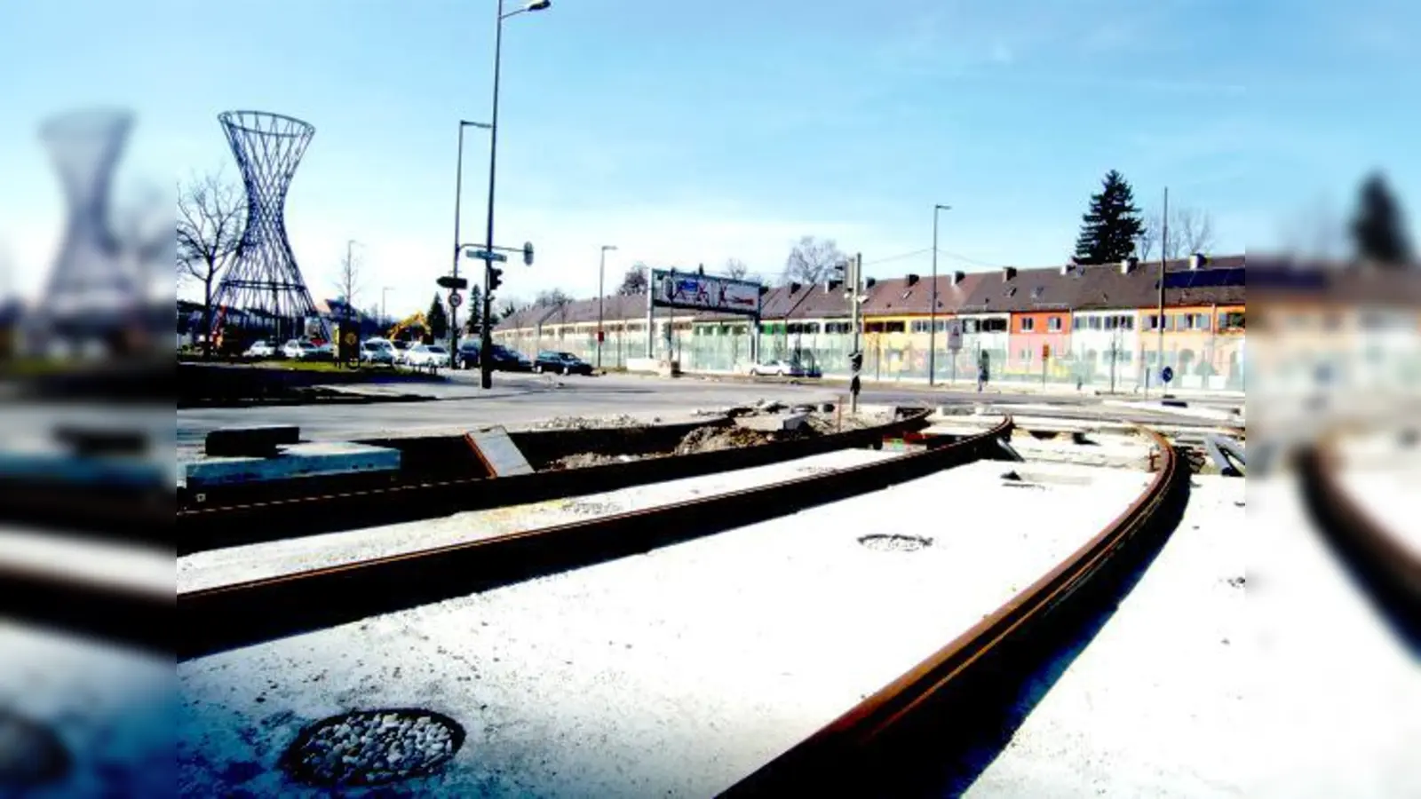 Die Gleise der 16er-Tram werden unter dem Kunstwerk Mae West hindurch  führen, im Bild der Kreuzungsbereich Effner-/Englschalkinger Straße.	 (Foto: ikb)