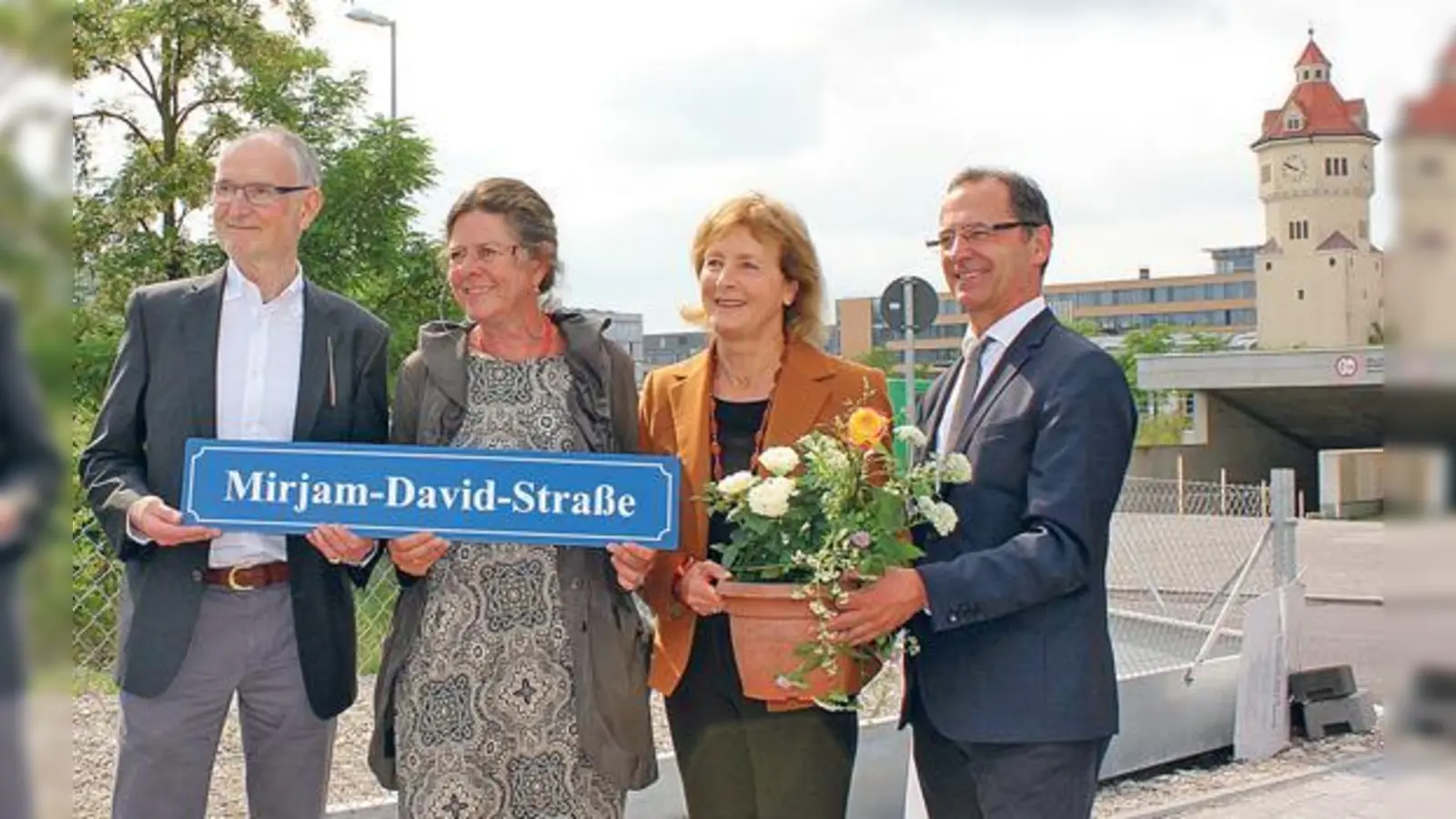 Mit Blick in die Straße, die nun den Namen Mirjam Davids trägt: Kommunalreferent Axel Markwardt, ihre Tochter Dr. Franziska Rauch, Dr. Hildegard Kronawitter, Vorsitzende der Weiße Rose Stiftung, und Werner Albrecht, SWM (v. l.)	  (Foto: kb)