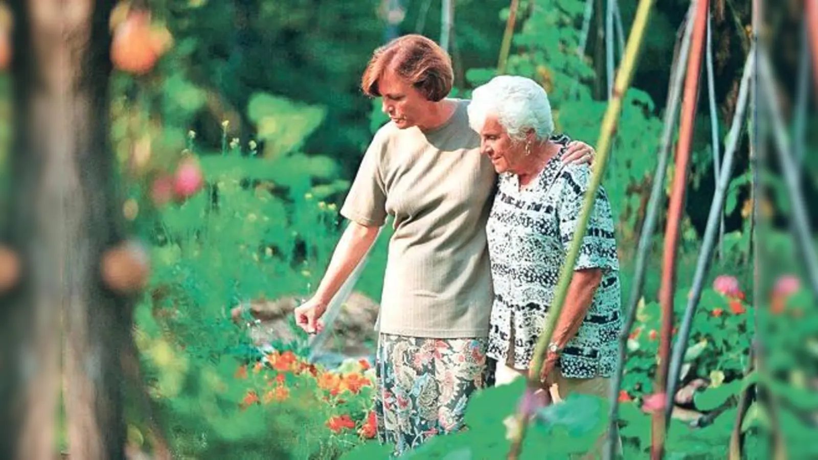 Pflegebegleiter nehmen sich Zeit, etwa für einen Spaziergang mit dem Pflegebedürftigen. 	 (Foto: © VdK)