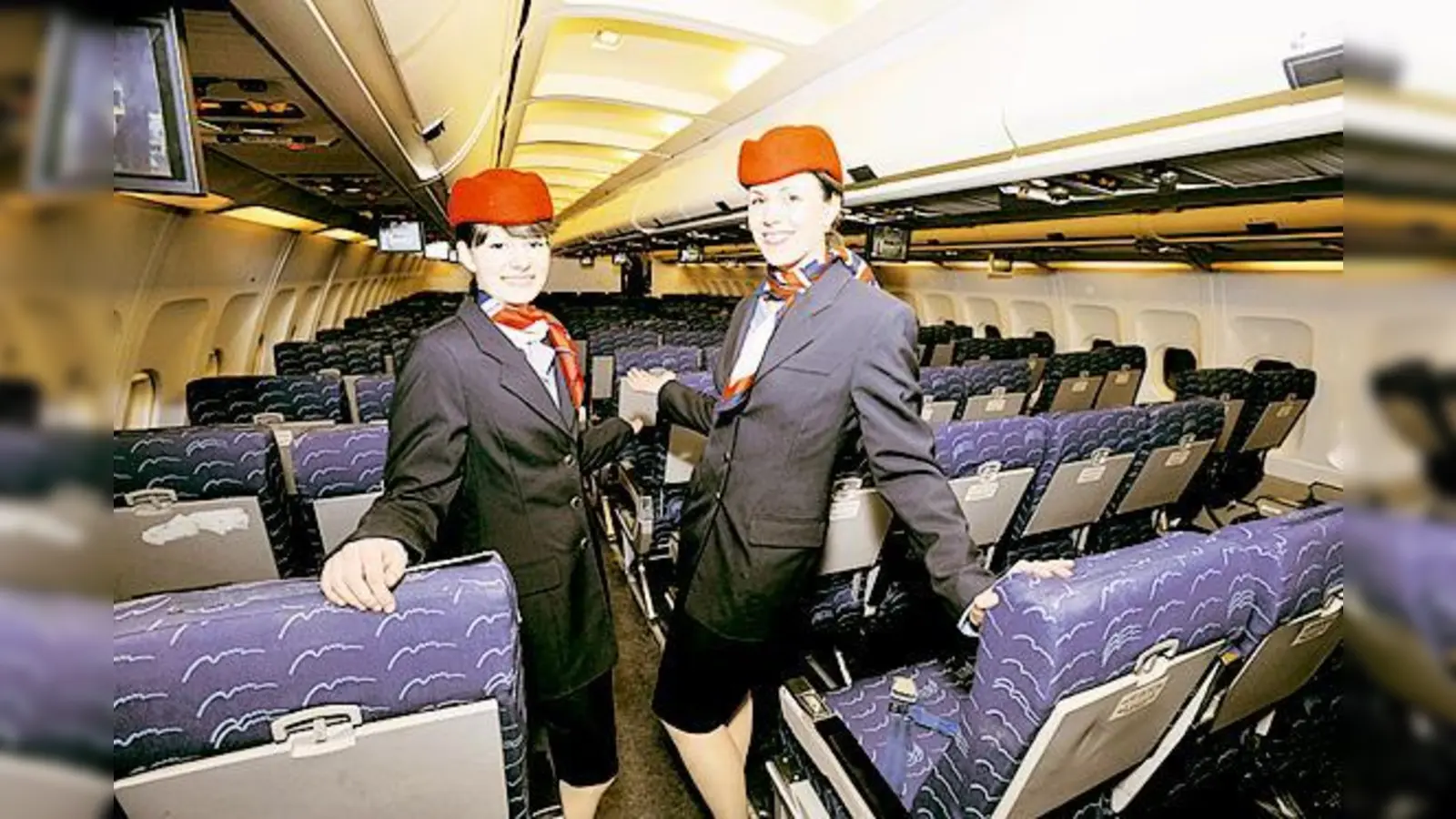 Wie im echten Flieger fühlt man sich in der neuen Kulisse, die es im Bavaria Filmstudio zu bewundern gibt.  (Foto: Schunk)