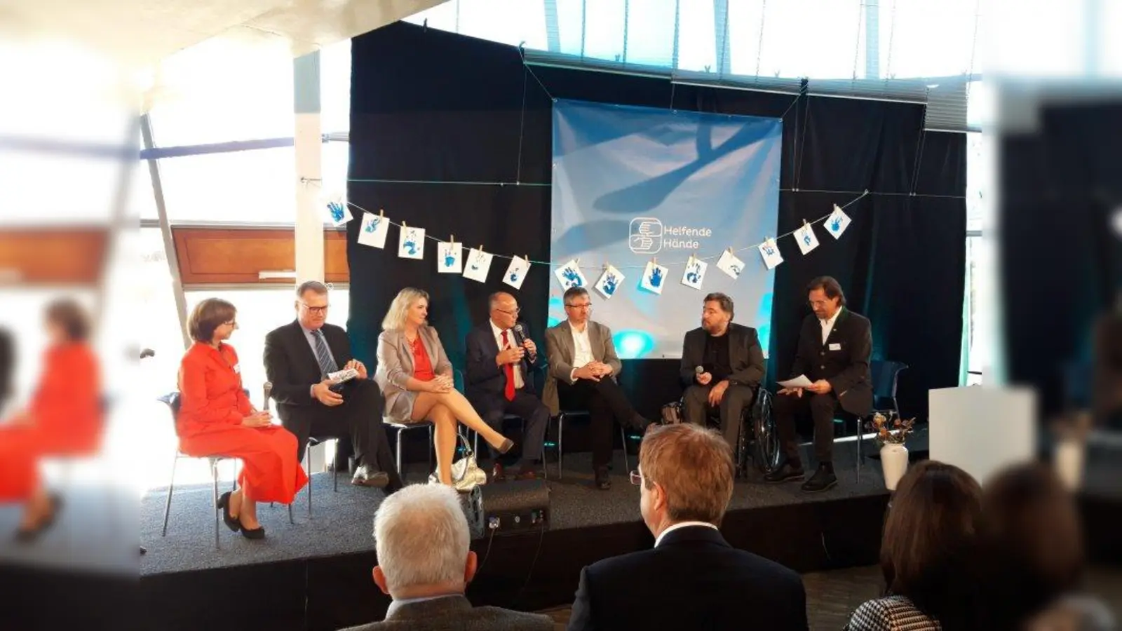 Bei der Podiumsdiskussion v.l.: Beate Bettenhausen (Helfende Hände), Ministerialrat Hubert Killer, Staatsministerin Kerstin Schreyer, Bezirkstagspräsident Josef Mederer, Christian Müller (Stadtrat), Behindertenbeauftragter Holger Kiesel und Moderator Winfried Frey. (Foto: Helfende Hände)