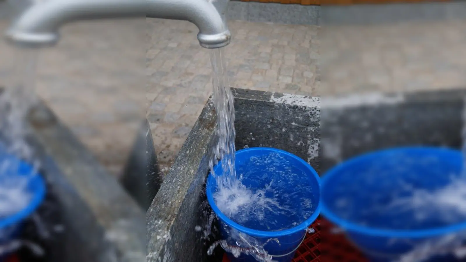 Per Hand wird das Wasser in den Brunnen gepumpt. (Foto: pst)