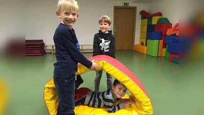 Die Buben testeten sofort das neue Spielgerät im Turnraum. (Foto: privat)