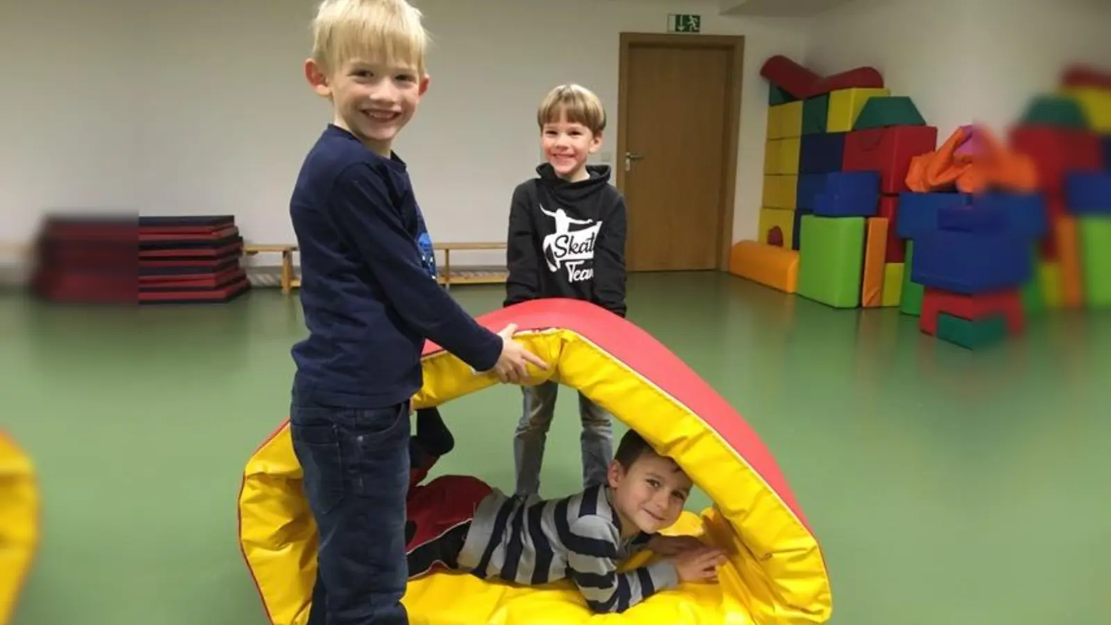 Die Buben testeten sofort das neue Spielgerät im Turnraum. (Foto: privat)