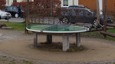Tischtennis spielen soll im Bajuwarenpark bald auch nach Anbruch der Dunkelheit möglich sein. (Foto: bas)