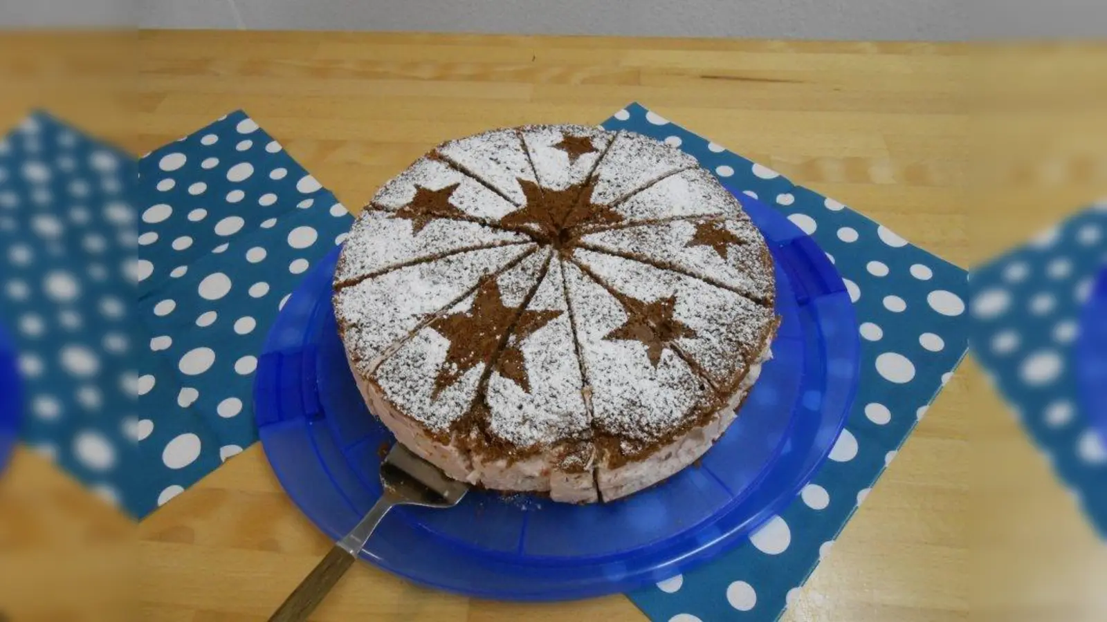 Zwischendurch können sich die Besucher mit selbst gebackenen Kuchen stärken. (Foto: Potrz)