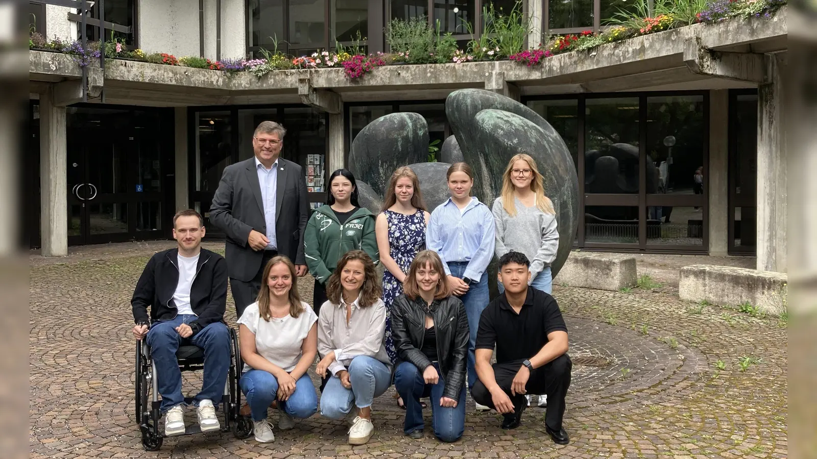 Die neuen Auszubildenden und dual Studierenden mit der Ausbildungsleitung und Landrat Stefan Löwl. (Foto: Landratsamt Dachau/Verena Strobl)