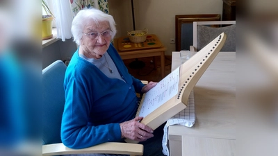 Hat mit 100 Jahren das Harfespiel für sich entdeckt: Margarethe Rauner. (Foto: Malteserstift St. Josef)