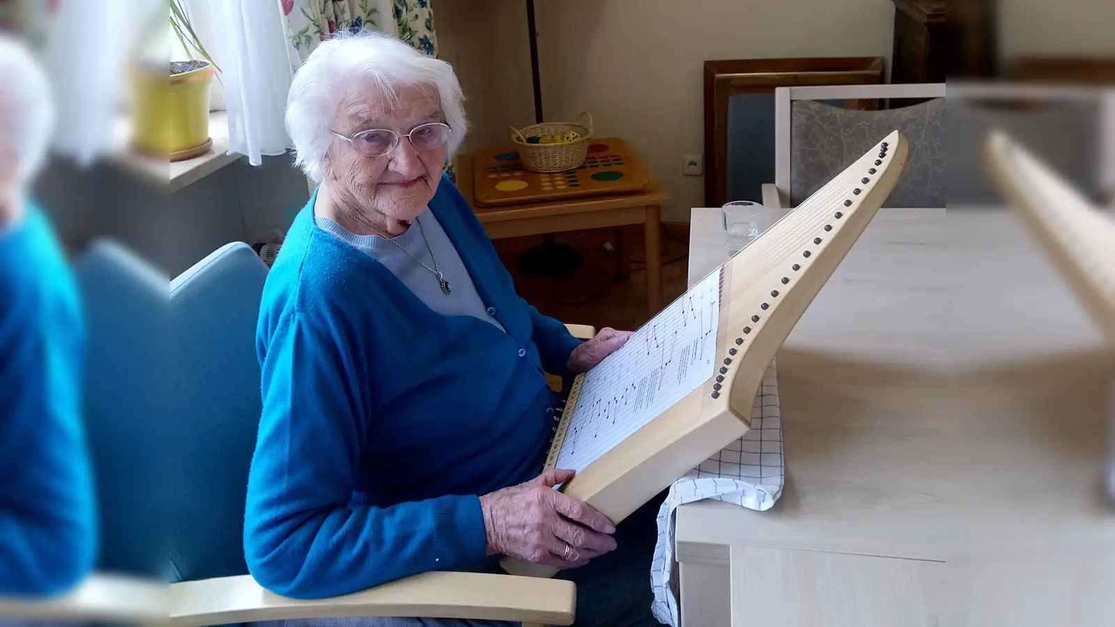 Hat mit 100 Jahren das Harfespiel für sich entdeckt: Margarethe Rauner. (Foto: Malteserstift St. Josef)
