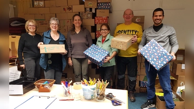 Zahlreiche ehrenamtliche Helfer kümmern sich um die Pakete von Kindern für Kinder. (Foto: Ulrike Potschka)