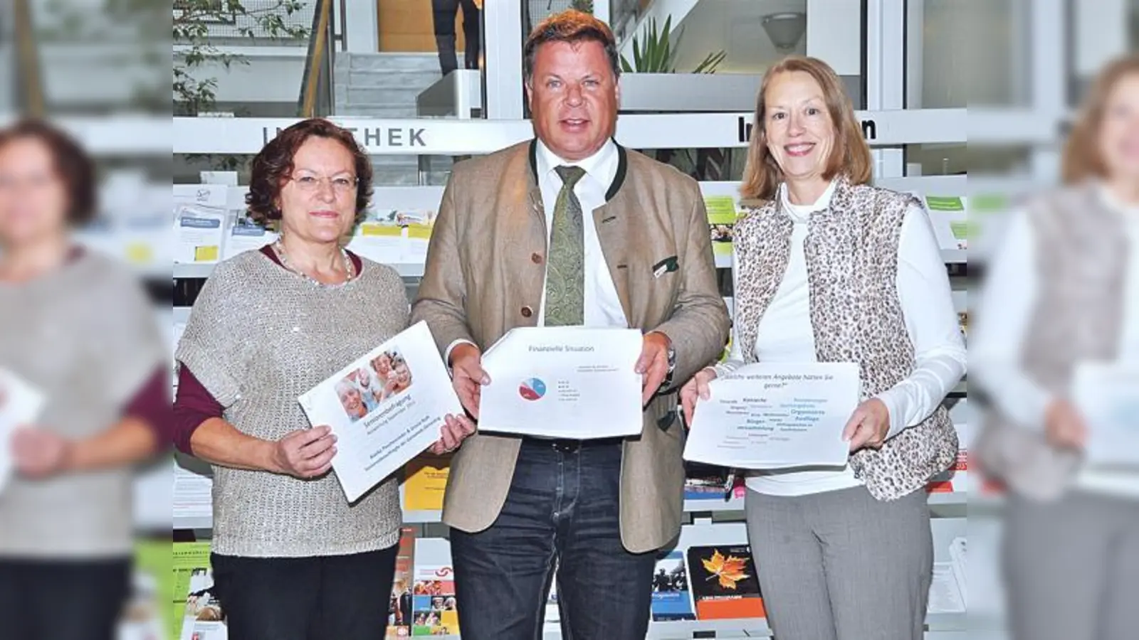 Zornedings Bürgermeister Piet Mayr sowie die Seniorenbeauftragten Ursula Roth (links) und Bianka Poschenrieder (rechts) stellen die Ergebnisse der Seniorenbefragung vor. 	 (Foto: sf)