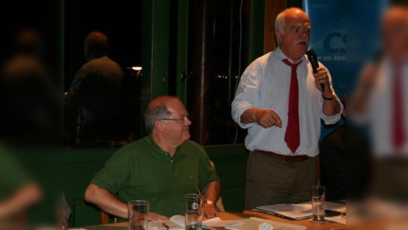 „Eine Sternstunde des Parlamentarismus” lieferten die MdBs Jerzy Montag (Grüne, li.) und Peter Gauweiler (CSU), meinte Versammlungsleiter Andreas Bauer. (Foto: tg)