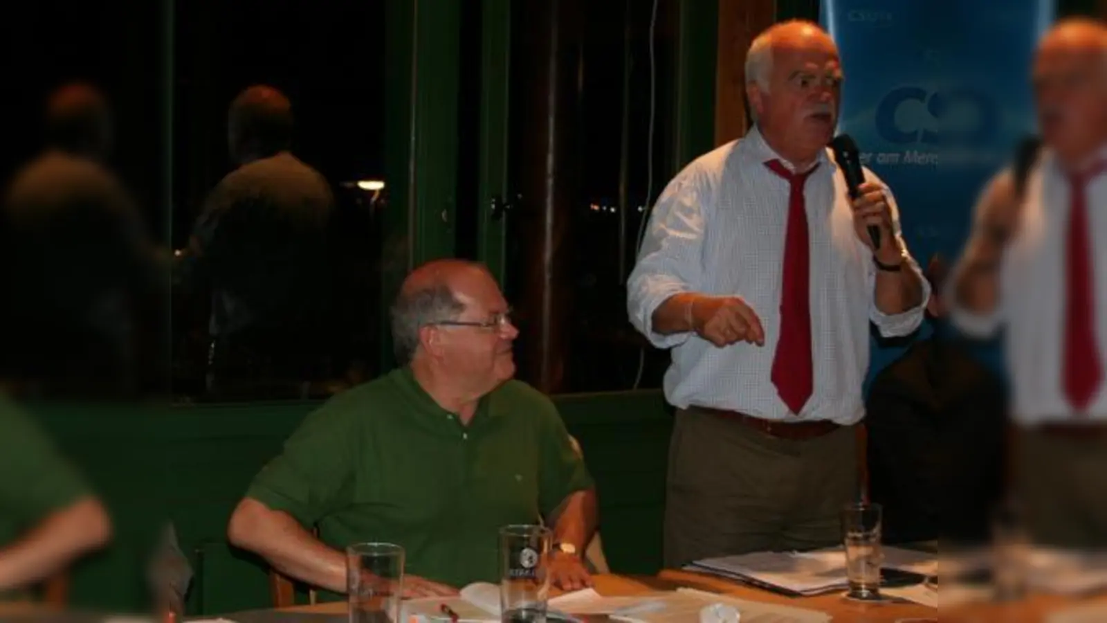 „Eine Sternstunde des Parlamentarismus” lieferten die MdBs Jerzy Montag (Grüne, li.) und Peter Gauweiler (CSU), meinte Versammlungsleiter Andreas Bauer. (Foto: tg)