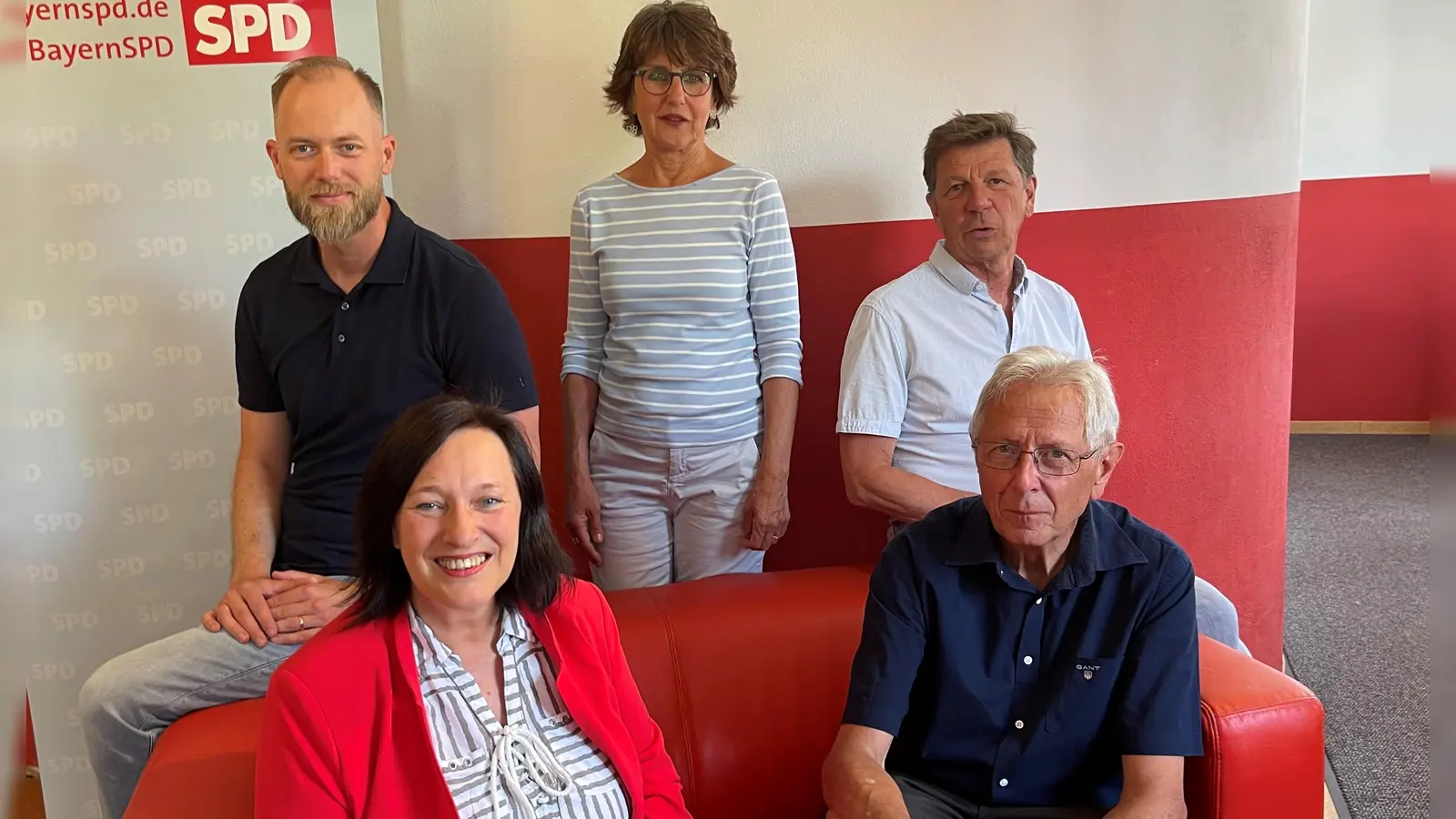 Stadträtin Petra Arneth-Mangano und ihr Nachfolger Bernhard Kerscher (vorne) mit dem Weilheimer SPD-Vorsitzenden Felix Henkel (links), der Stellv. Vorsitzenden Inge Bias-Putzier und Stadtrat Horst Martin. (Foto: SPD Weilheim)