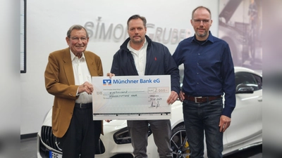 Von links: Jürgen Partenheimer, Vorstandsvorsitzender der Bürgerstiftung Haar, sowie Thomas und Armin Anzi, Inhaber des Autohauses Simon Gruber.  (Foto: Bürgerstiftung Haar)