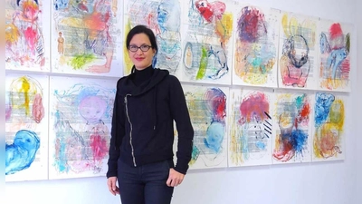 Katharina Schellenberger vor ihrer Werkserie „VerLösung”. (Foto: pr)