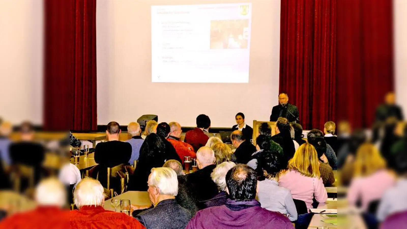 Projektleiter Fritz Auweck erläutert den Grasbrunner Bürgern, wie sie sich an der Gestaltung des Ortsbildes beteiligen können.	 (Foto: Rammelsberger)