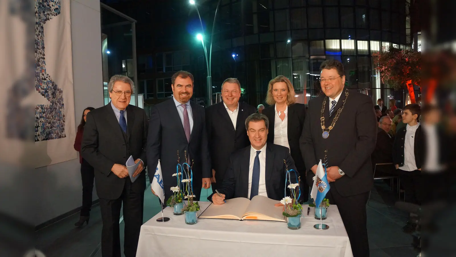 Prof. Dr. Rudolf Schwarz (IABG), MdB Florian Hahn, MdL Ernst Weidenbusch, Sozial- und Familienministerin Kerstin Schreyer und Ottobrunns Bürgermeiser Thomas Loderer mit Ministerpräsident Markus Söder bei der Eintragung ins Goldene Buch der Gemeinde. (Foto: hw)