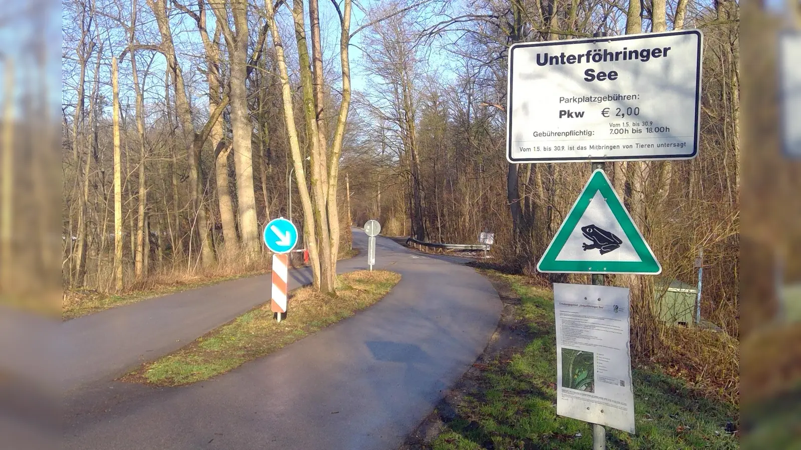 Bitte Fuß vom Gas: Eine beliebte Wanderstrecke für Amphibien ist die Zufahrt zum Poschinger Weiher. (Foto: bas)