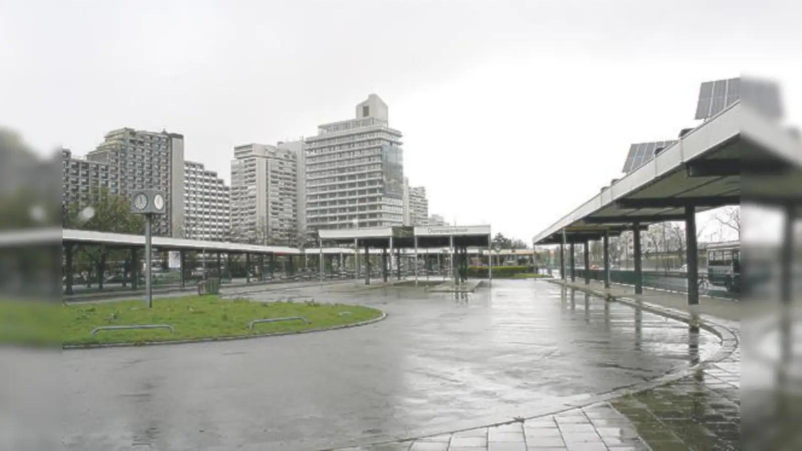 Der alte Busbahnhof am U-Bahnhof Olympiazentrum vergammelt. Für Bürger und Stadtteilpolitiker ist der Anblick ein Ärgernis. 	 (Foto: ws)