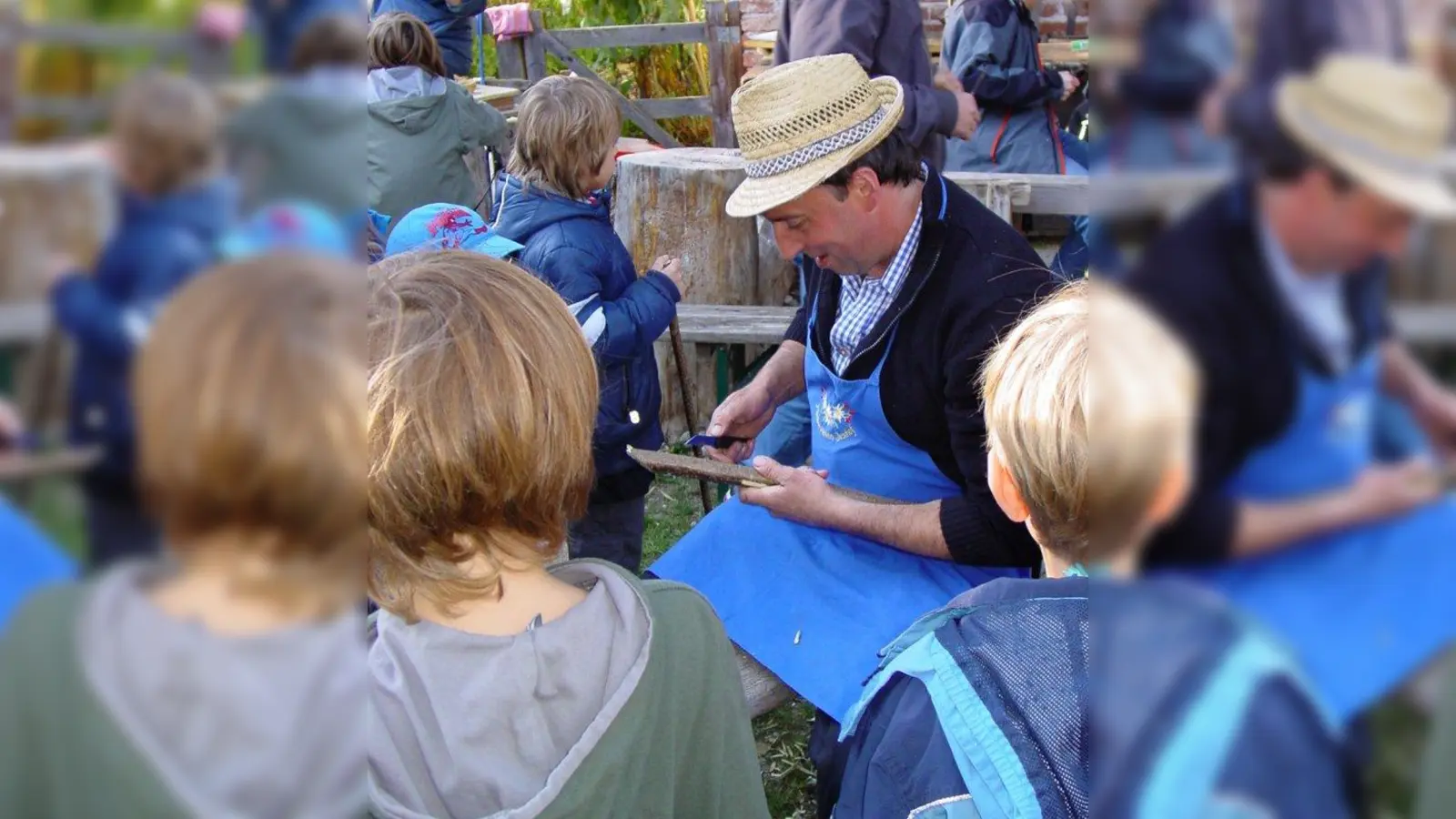 Museumshandwerker Heinrich Widmann an der Bastelstation. (Foto: Bauernhofmuseum Jexhof)