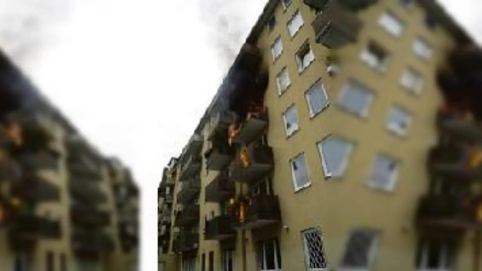 Feuer in der Voßstraße: Die brennend abtropfende Balkonverkleidung setzte darunter liegende Balkone in Brand.	 (Foto: Feuerwehr)