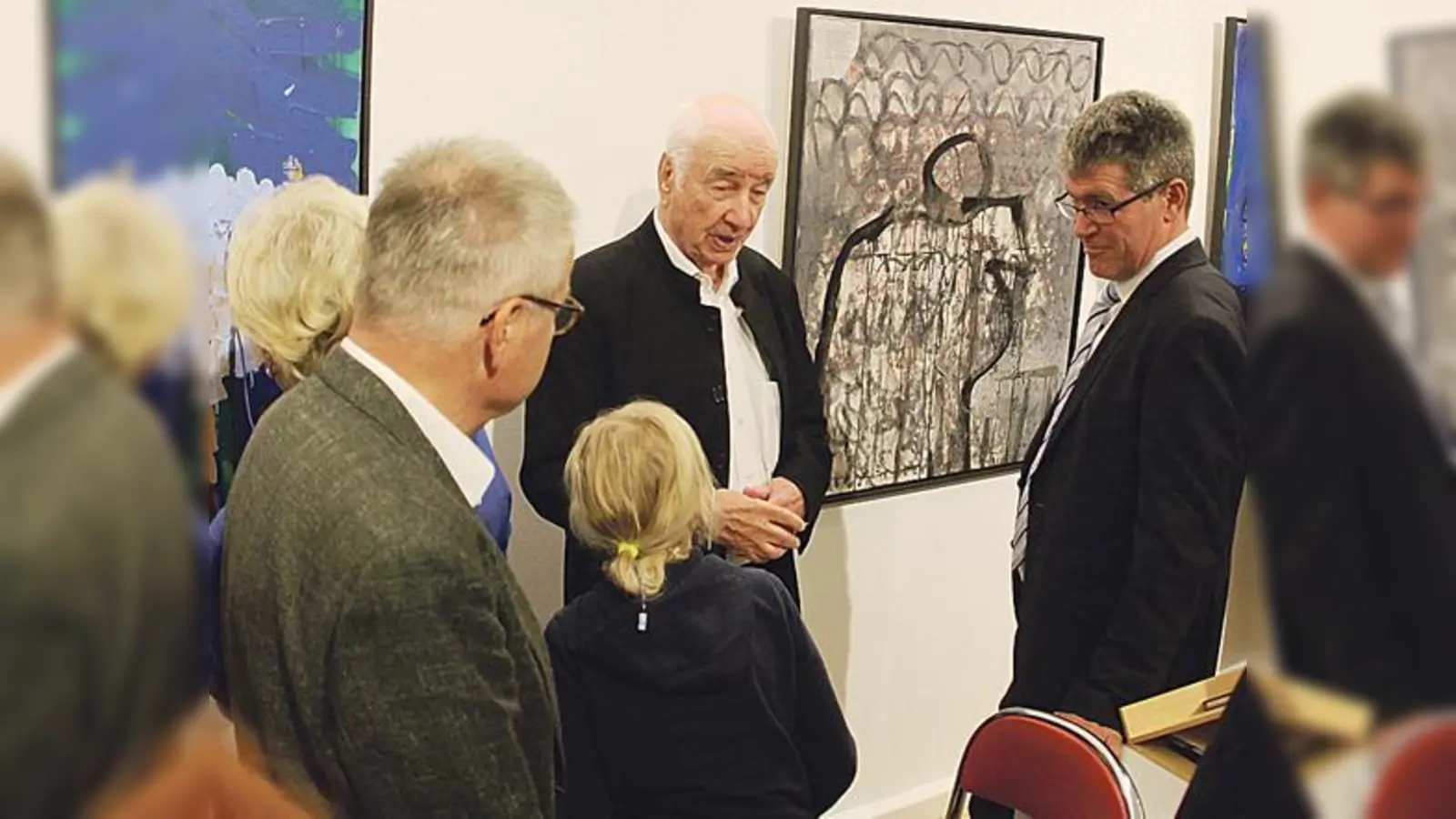 Armin-Müller-Stahl (in der Bildmitte mit Ausstellungsmacher Dr. Holger Weinstock) nahm sich auch viel Zeit für seine großen und kleineren, kunstsinnigen Gäste.	 (Foto: RedB)