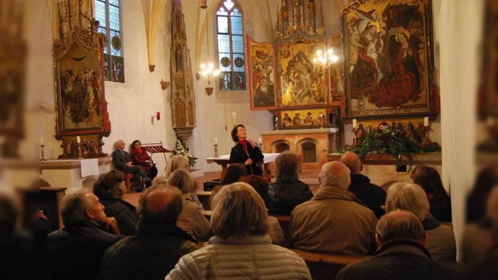 Kleinod im Münchner Westen: Monika Babl brachte ihren Zuhörern die Schlosskapelle Blutenburg näher. (Foto: Frieder Vogelsgesang)