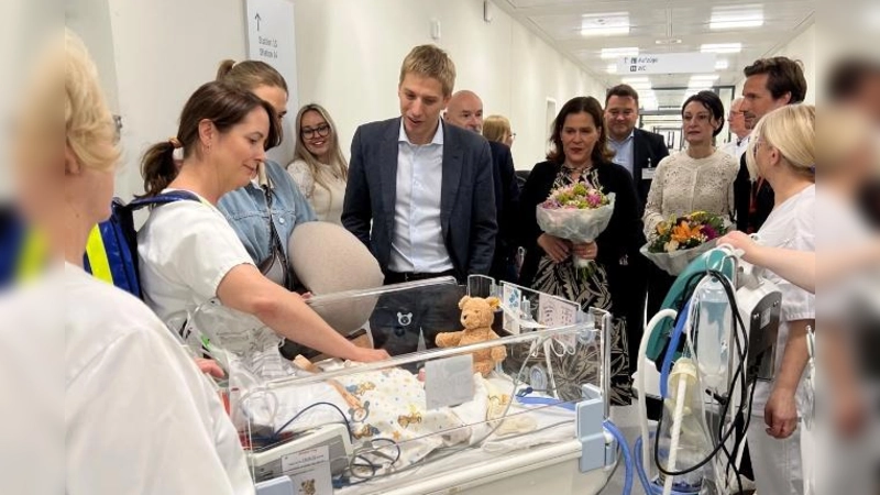 Großer Umzug der Kleinsten: OB Dominik Krause und Bürgermeisterin Verena Dietl begrüßten mit der MüK-Geschäftsführung um Dr. Götz Brodermann (Vorsitzender der Geschäftsführung) die kleine Emilia und ihre Mama, die als eine der ersten Patientinnen auf die neue Intermediate Care Station der Neonatologie eingezogen ist.  (Foto: München Klinik)