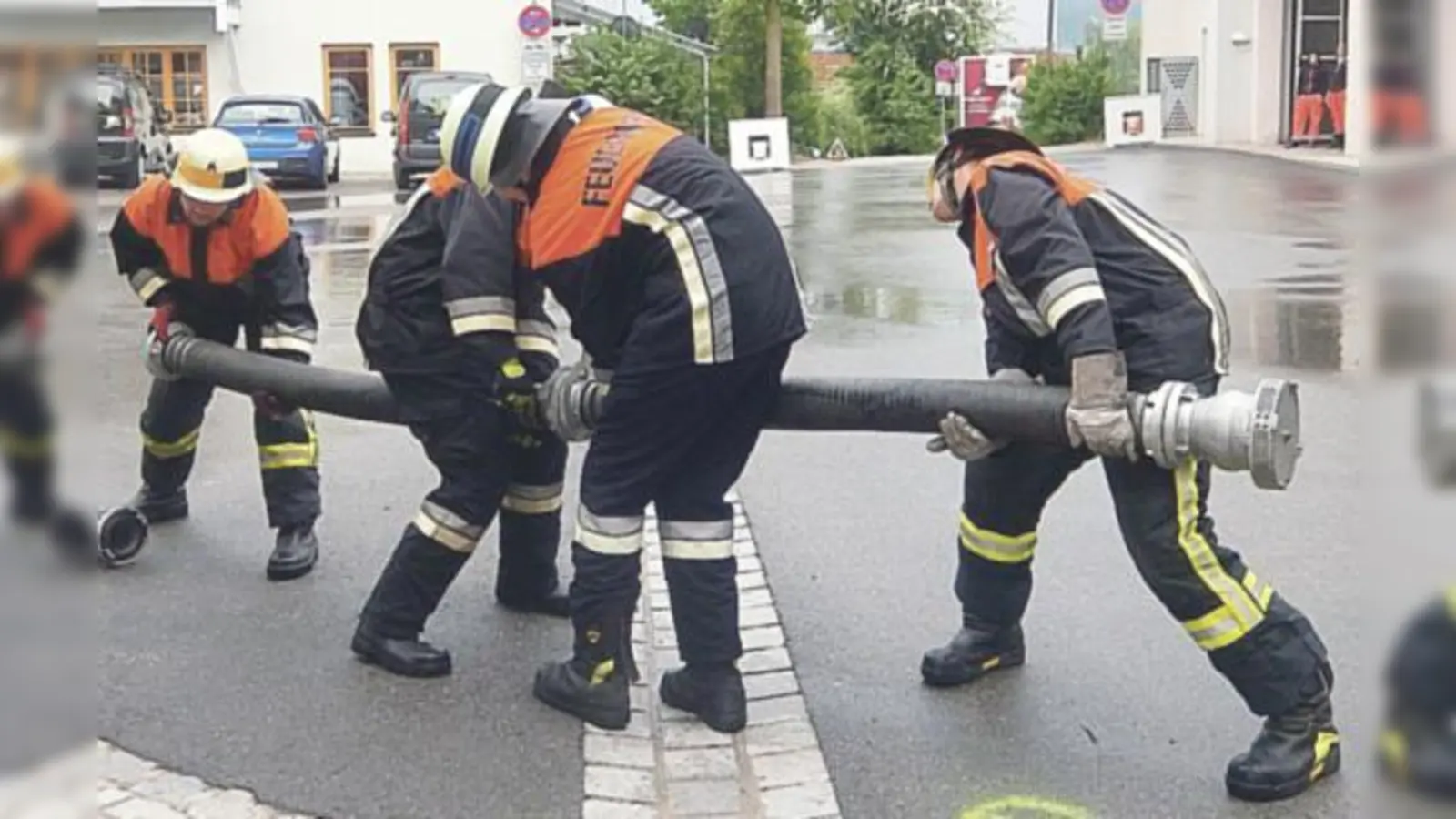 Hier ist Präzision gefragt: Das Saugschlauchkuppeln klappte wie am Schnürchen. 	 (Foto: FFW)