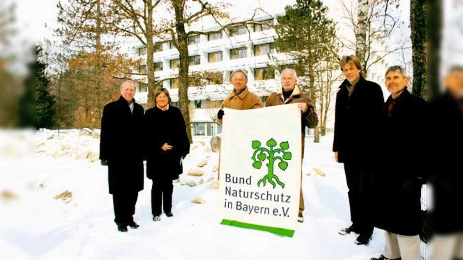 (v. li.) Bürgermeister, Hep Monatz­eder, Klinikleiterin Gabriele Schmidt-Maaß, Dr. Rudolf Nützel und Dr. Michael Schweimanns vom BN, Chefarzt Dr. Nikolaus von Hofacker sowie Franz Jakubsche von der Kinder- und Jugendpsychosomatik.  (Foto: HH)