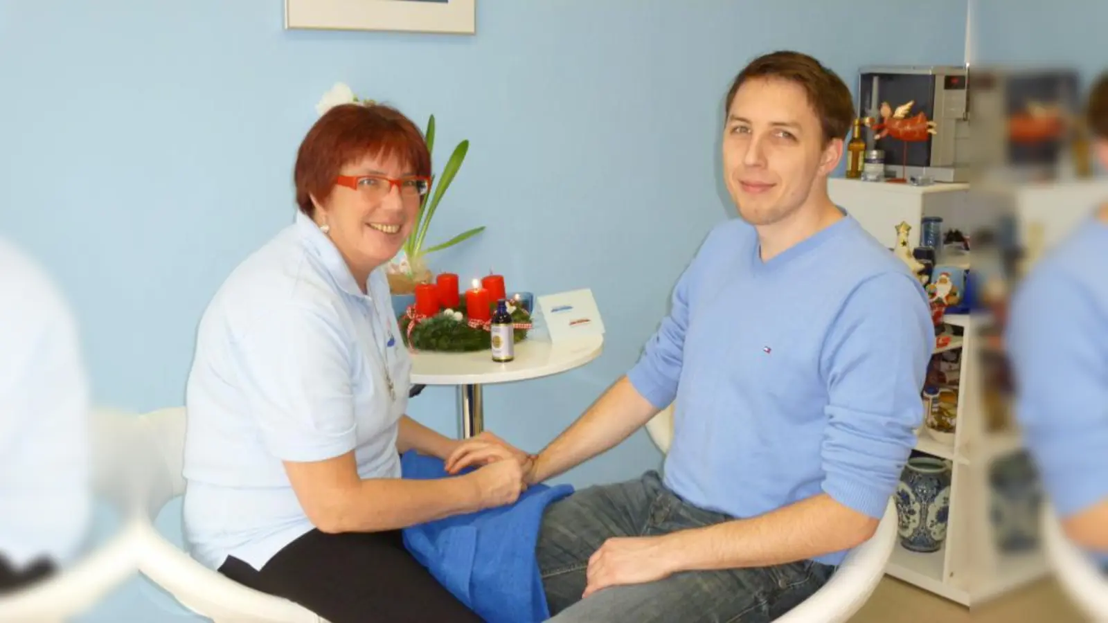 Gabriele und Franz Obermaier von Obermaier Pflege empfangen Ihre Kundschaft mit köstlichen Lebkuchen, Gebäck und Glühwein. Und als besondere Überraschung gibt es am Lebkuchensamstag eine wohltuende Handmassage. Trotz wenig Laufkundschaft nimmt der Pflegedienst „Obermaier Pflege“ gern an der Laimer Aktion teil, denn: „Ich finde es wichtig, dass man sich ins Straßenbild einbindet.“ Es sei schön, wenn die Geschäftsleute sich untereinander kennen und sich gegenseitig empfehlen können, ergänzt Ehemann Franz Obermaier. (Foto: BK)