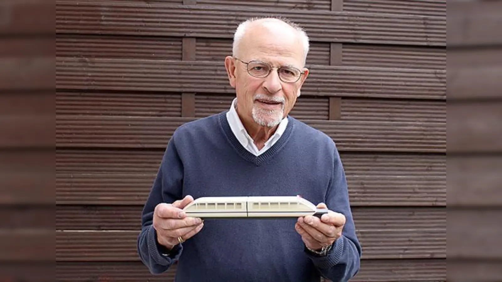 Hans Georg Raschbichler mit einem Modell »seiner« Magnetschwebebahn.	 (Foto: MO)