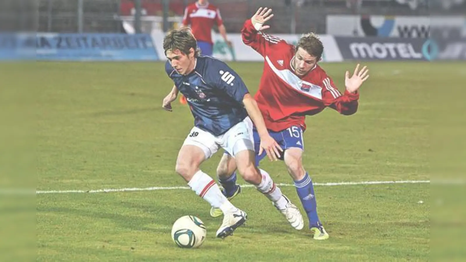 Zuletzt öfter mal einen Schritt zu spät: Yannic Thiel (rechts, hier im Spiel gegen Erfurt) und die SpVgg Unterhaching.	 (Foto: Daniel Glasl)