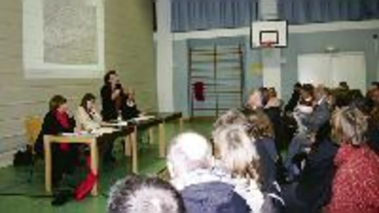 Eine schwere Geburt: Susanne Ritter erläutert bei der Einwohnerversammlung den Entwurf zum Bebauungsplan am Gelände südlich der Welfenstraße.  (Foto: ak)