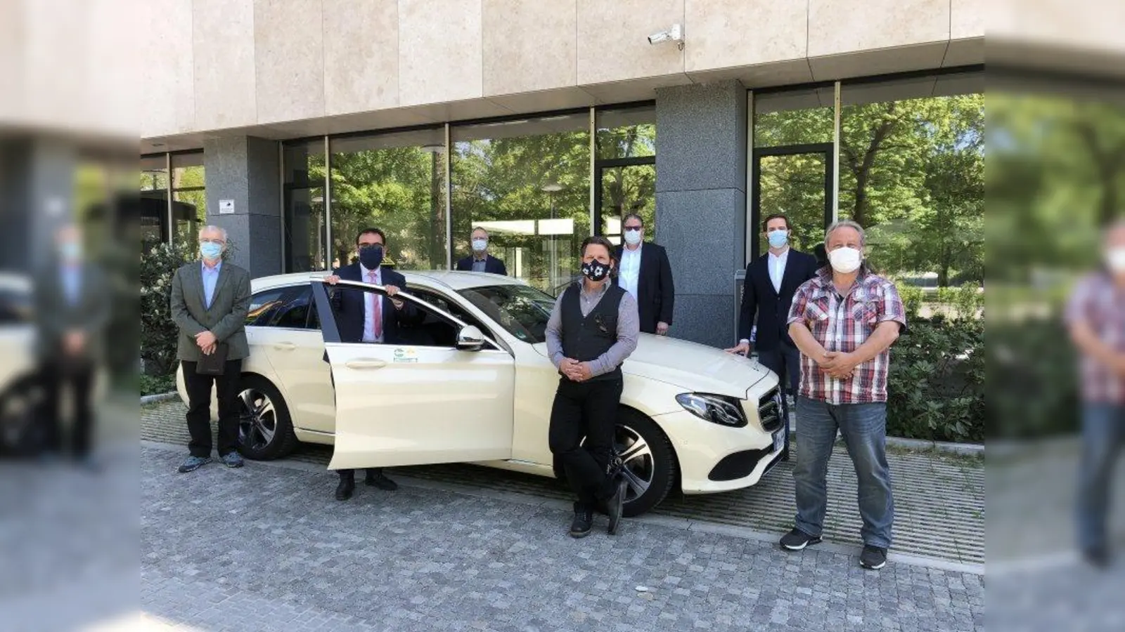 Gemeinsame Maßnahmen (von links): Jörg Wohlfahrt (Taxi München eG), Verkehrsstaatssekretär Klaus Holetschek, Christian Hess (Isarfunk), Alfred Lehmair (Landesverband bayerischer Taxi- und Mietwagenunternehmen e.V.), Alexander Mönch (Free Now), Christoph Weigler (Uber), Donald Huber (Taxiunternehmer), (Foto: StMB)