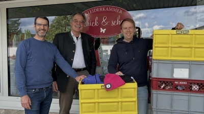 Freude bei der Übergabe der Spenden (v.l.): Michael Wagner (Geschäftsführer „schick &amp; schee”) sowie Christian Ganslmeier und Dominik Diekemper (bei Max-Born-Netzwerk e.V.). (Foto: Sozialdienst Germering e.V.)