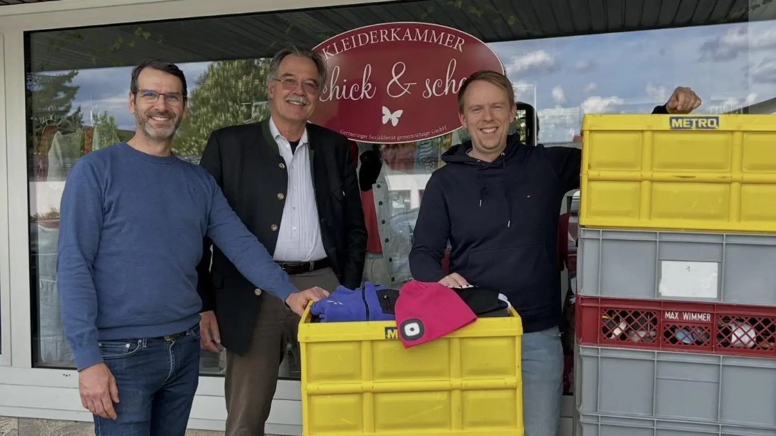 Freude bei der Übergabe der Spenden (v.l.): Michael Wagner (Geschäftsführer „schick &amp; schee”) sowie Christian Ganslmeier und Dominik Diekemper (bei Max-Born-Netzwerk e.V.). (Foto: Sozialdienst Germering e.V.)