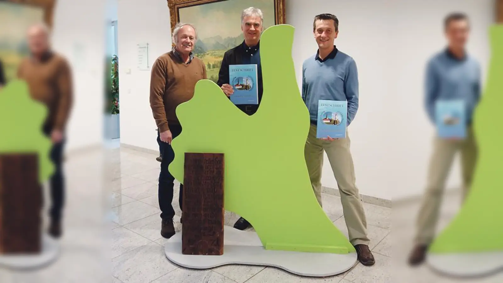 Johann Widmann präsentierte gemeinsam mit Bürgermeister Olaf von Löwis und Andreas Klotz die brandneue Festschrift zum Gemeindejubiläum. 	 (Foto: hw)