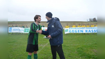 Hoffentlich keine einmalige Geste: Vorm Anstoß bekannten sich die beiden Spielführer zu Fairness, Regelbefolgung sowie Solidarität und reichten sich nach jahrelanger Rivalität zum ersten mal die Hand. (Foto: Manuela Werner)