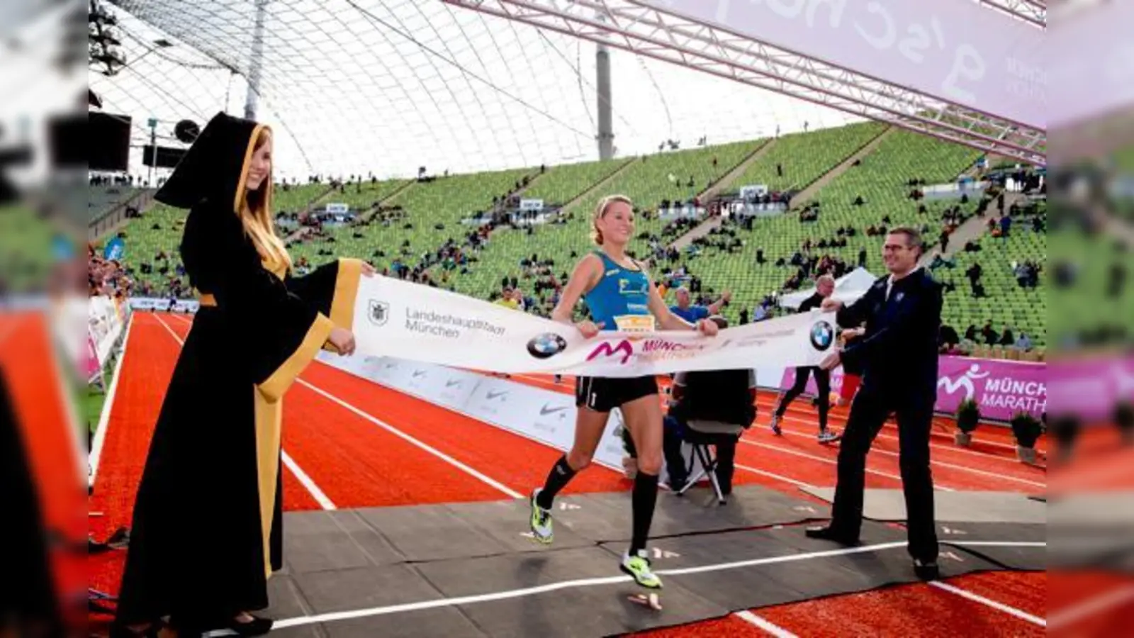 Halbmarathon-Siegerin Ingalena Heuck beim Zieleinlauf.   (Foto: BMW Group)