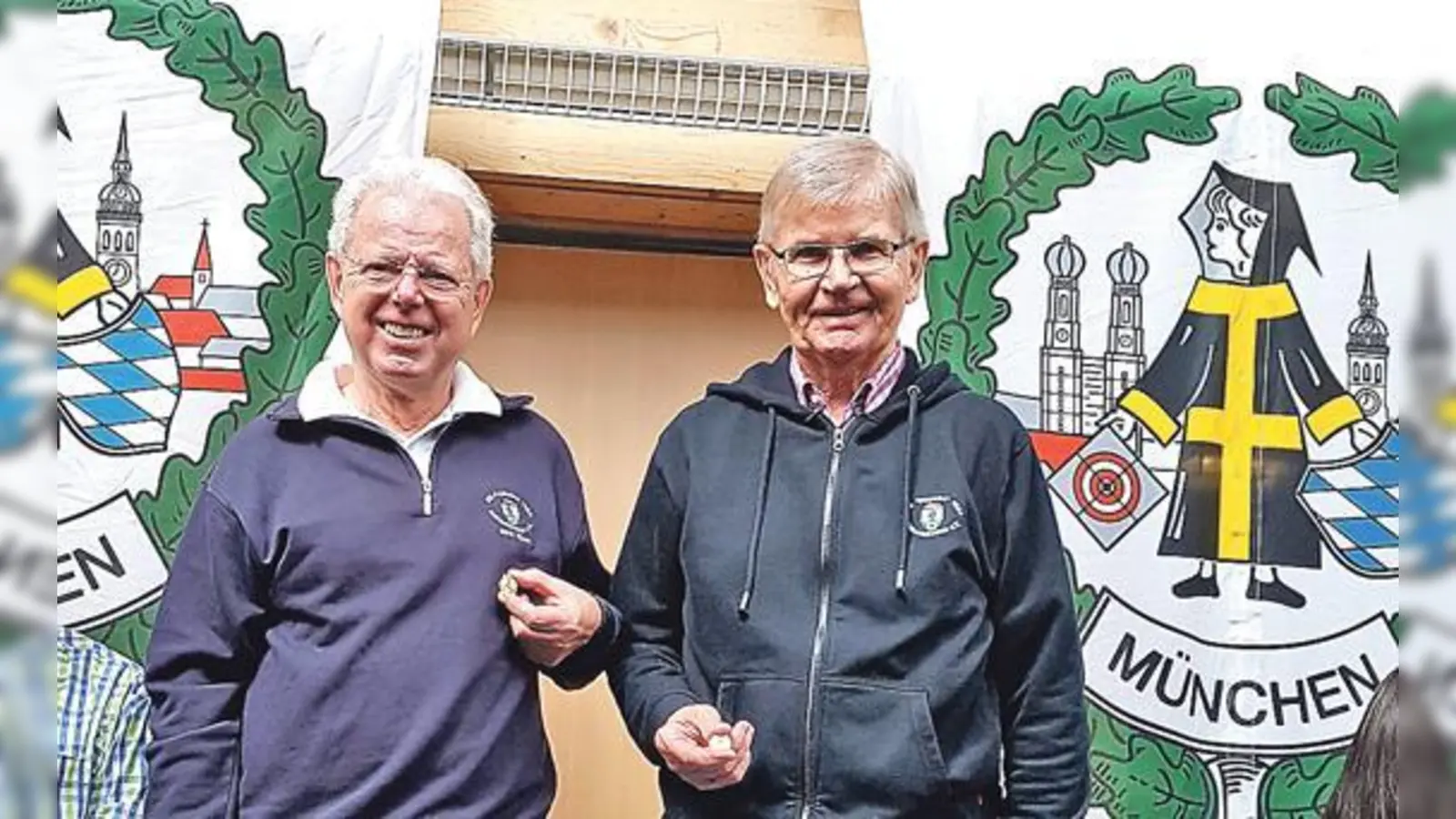 Klaus Spieckermann und Wolfgang Riemann, (mit Ekkehardt Siegmund 1. Platz Luftgewehr Auflage) bei der Preisverleihung (v. l.) bei den Bezirksmeisterschaften.	 (Foto: VA)