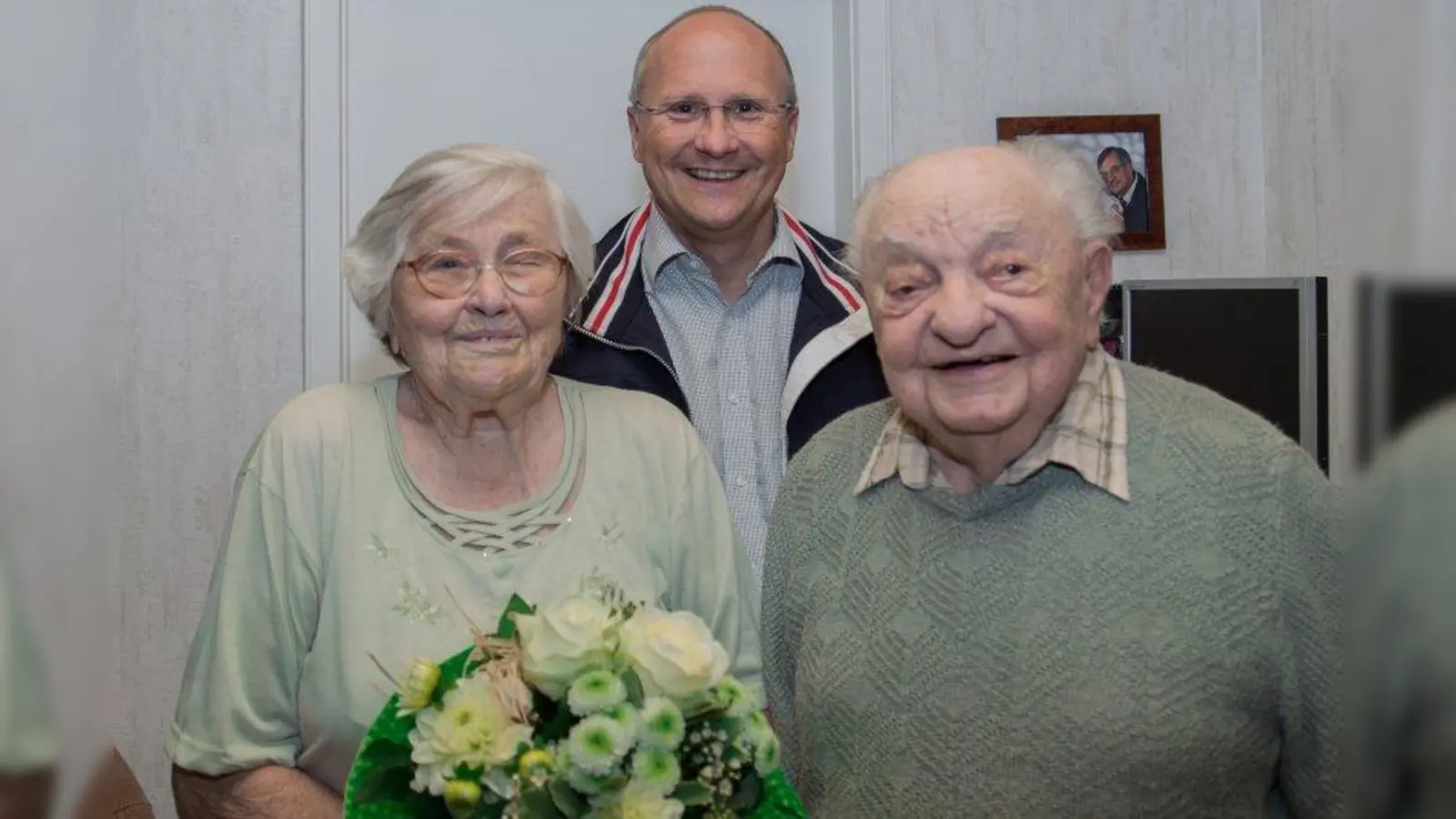 Helga und Josef Antis feierten vor Kurzem ihr 70. Ehejubiläum. Herrschings Bürgermeister Christian Schiller (mitte) gratulierte standesgemäß. (Foto: Gemeinde Herrsching)