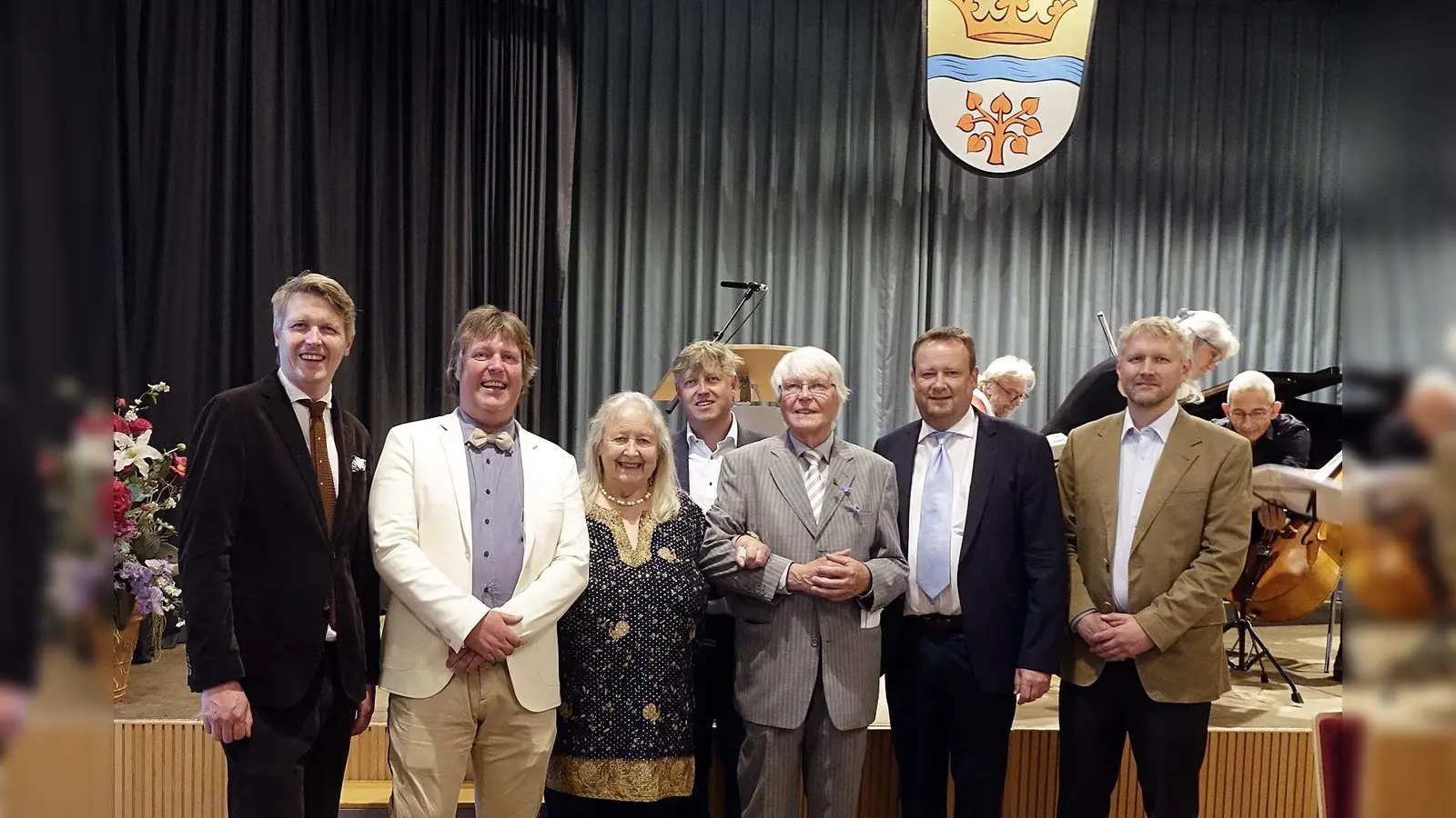 Eberhard Reichert (3.v.r.) mit seiner Frau Christa, seinen vier Söhnen und Bürgermeister Peter Köstler (2.v.r.) beim Festabend im Gräfelfinger Bürgerhaus. (Foto: Birgit Doll)